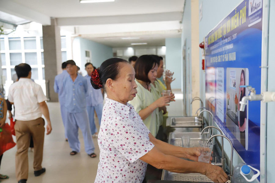 Hệ thống nước uống tinh khiết giúp những bệnh nhân nghèo giảm bớt gánh nặng kinh tế