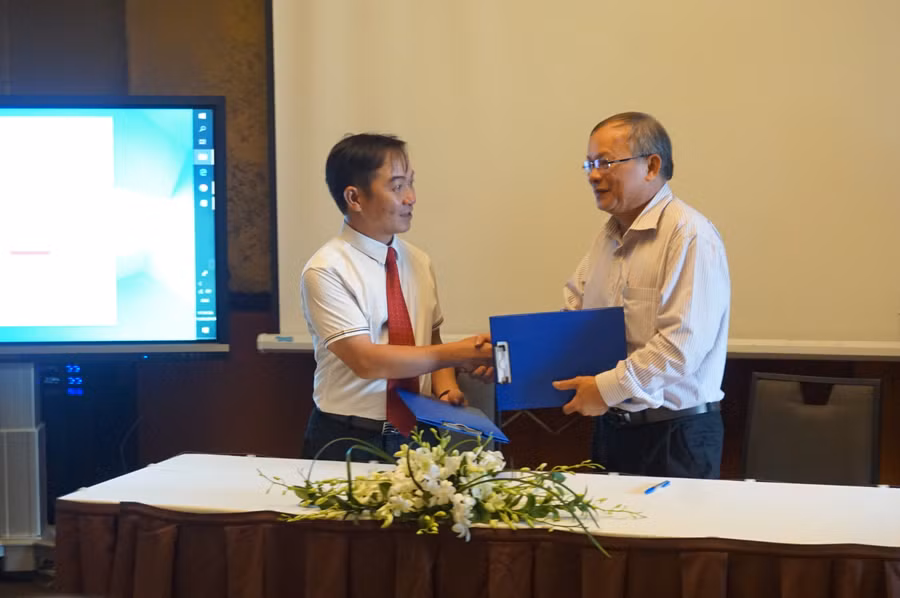 Công ty CP Sách Đại học - Dạy nghề ký kết với Trường CĐ Dược TƯ Hải Dương