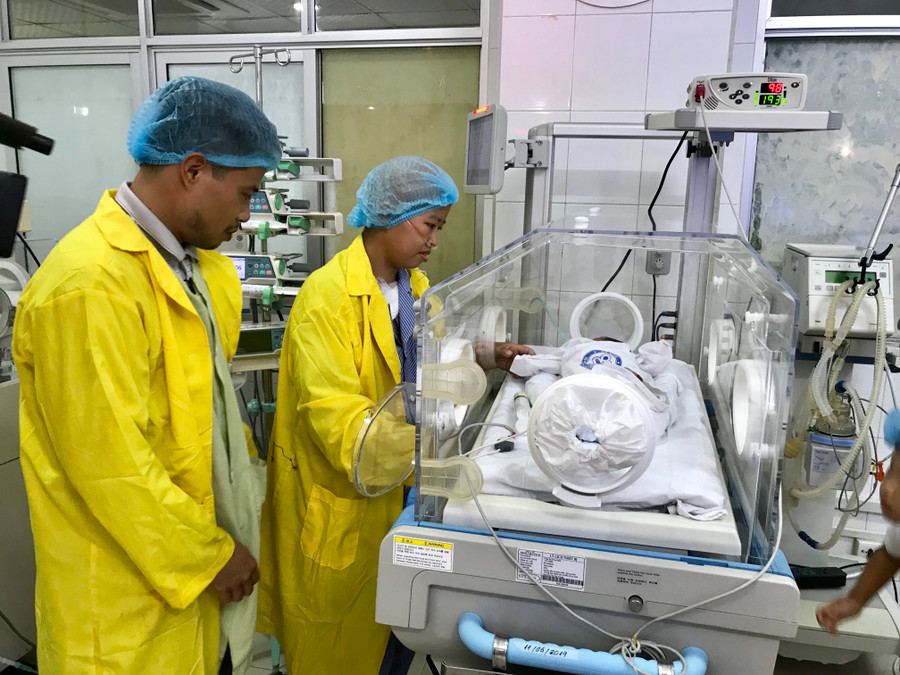 Chị Liên lần đầu gặp con Bình An Chị Liên lần đầu gặp con Bình An