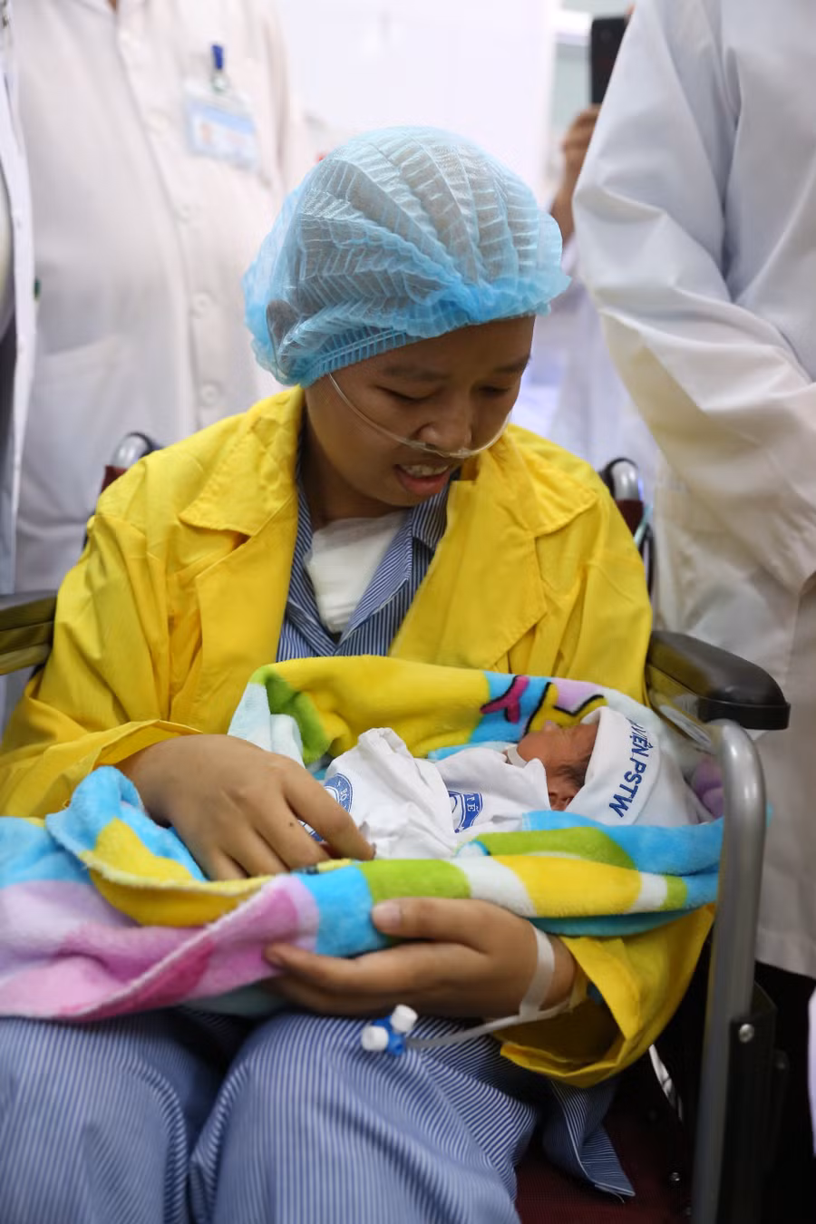 Bé Bình An được nằm trong vòng tay mẹ