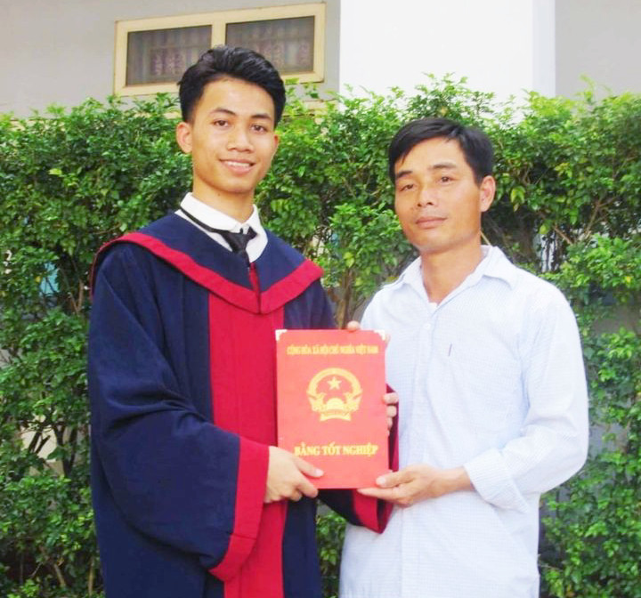 Em Vi Văn Tuấn (ảnh trái) thủ khoa khối C tỉnh Nghệ An năm 2023. Ảnh: NVCC