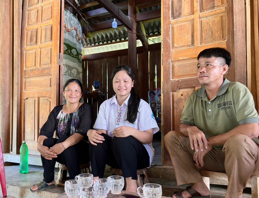 Em Moong Thị Nhàn và bố mẹ chia sẻ niềm vui khi đạt điểm cao trong Kỳ thi tốt nghiệp THPT.