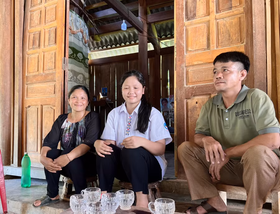 Em Moong Thị Nhàn và bố mẹ chia sẻ niềm vui khi đạt điểm cao trong Kỳ thi tốt nghiệp THPT.