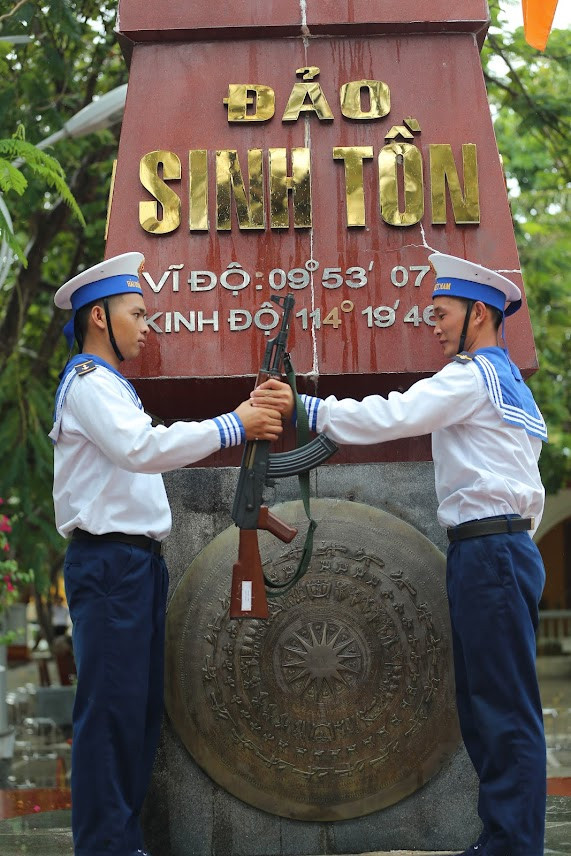 Chiến sĩ hải quân đổi gác. Ảnh: Thế Đại. Chiến sĩ hải quân đổi gác. Ảnh: Thế Đại.