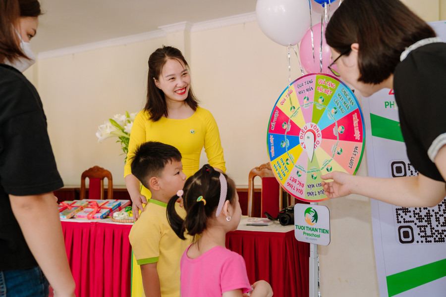 Một hoạt động trải nghiệm của cô trò Trường Mầm non Tuổi Thần Tiên (Mỹ Hào, Hưng Yên). Ảnh: NTCC Một hoạt động trải nghiệm của cô trò Trường Mầm non Tuổi Thần Tiên (Mỹ Hào, Hưng Yên). Ảnh: NTCC