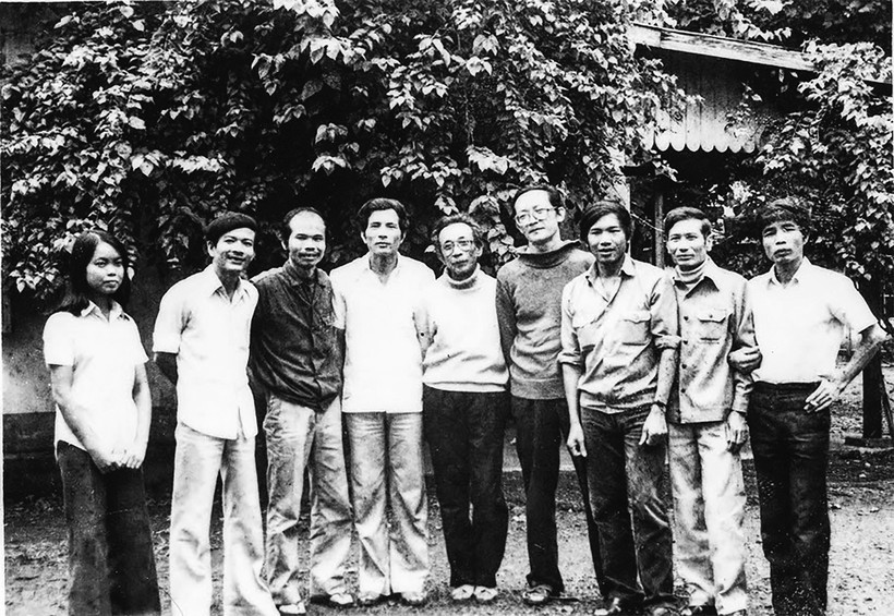 Nhà văn Khuất Quang Thụy (thứ ba từ phải sang) cùng đoàn nhà văn tham gia mở trại sáng tác tại Tây Nguyên năm 1985.