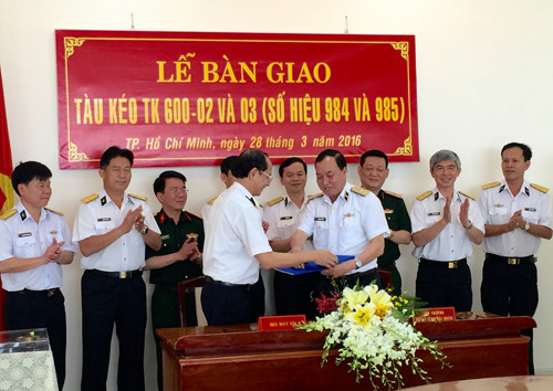 Chuẩn đô đốc Phạm Xuân Điệp tiếp nhận 2 tàu kéo từ nhà máy X51. Ảnh: Văn Dưỡng quan-chung-hai-quan-co-them-2-tau-keo-hien-dai-1