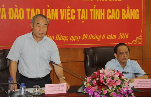 Thứ trưởng Nguyễn Vinh Hiển làm việc với BCĐ thi THPT quốc gia tỉnh Cao Bẳng