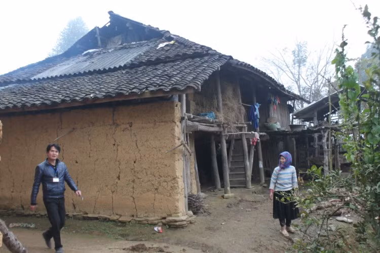 Những căn nhà sàn trình tường là điểm khác lạ của Tả Nhìu.