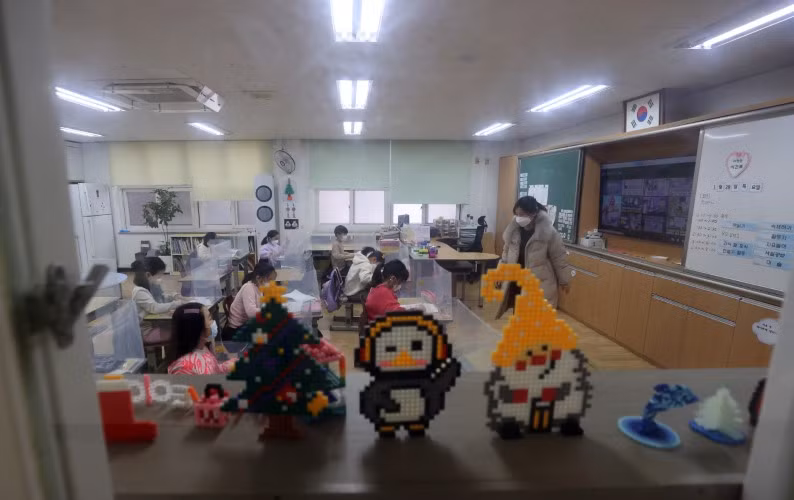 Học sinh Hàn Quốc đi học trong thời gian bùng phát dịch Covid-19.