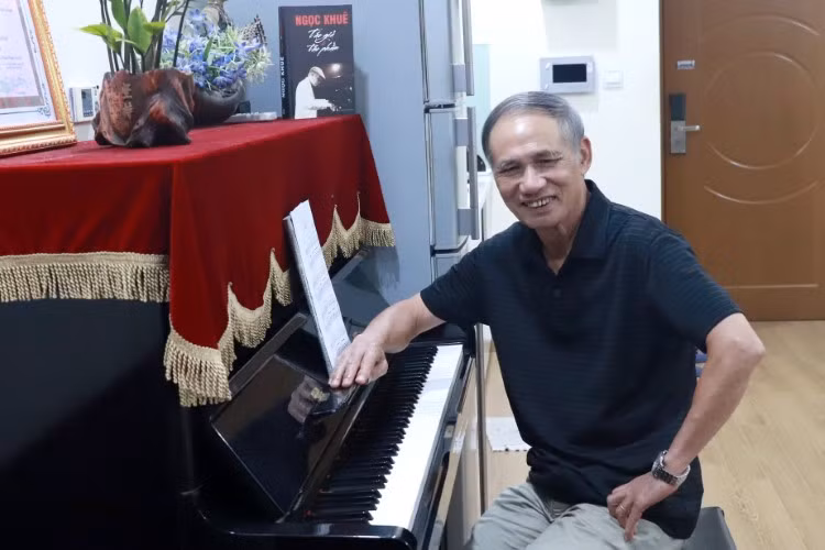 Nhạc sĩ Ngọc Khuê bên cây đàn tri kỷ tại nhà riêng.