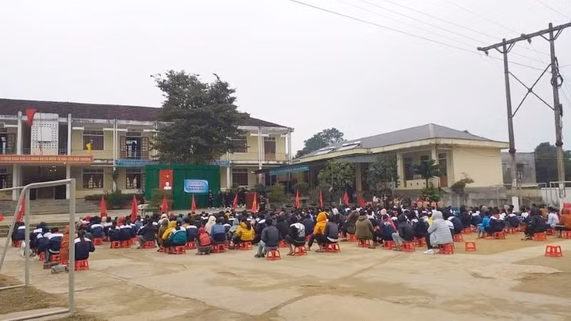 Hơn 480 học sinh Trường THCS Châu Cam tập trung chào cờ dưới đường điện cao thế.