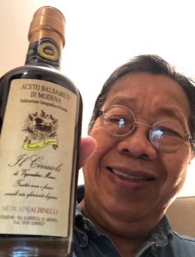 GS Trần Quang Hải bên đặc sản dấm Balsamico tại vùng Modena. Ảnh: NVCC GS Trần Quang Hải bên đặc sản dấm Balsamico tại vùng Modena. Ảnh: NVCC