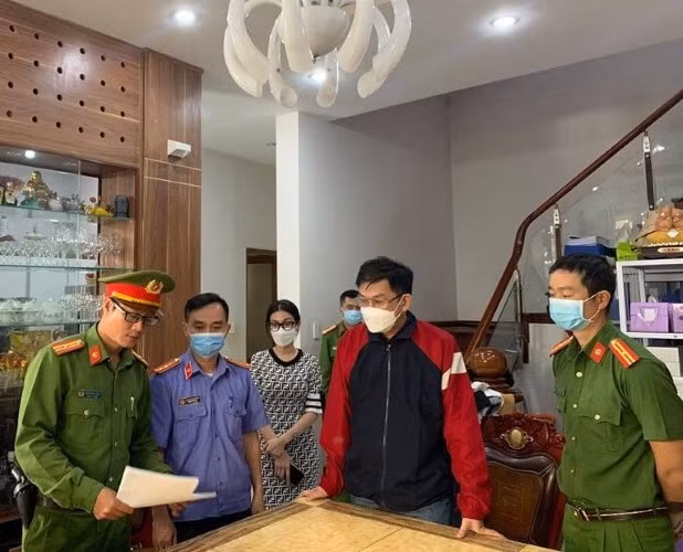 Cơ quan điều tra thi hành Quyết định khởi tố bị can, bắt tạm giam đối với ông Nguyễn Minh Tiến, Giám đốc Công ty TNHH Xây dựng Tiến Thịnh.