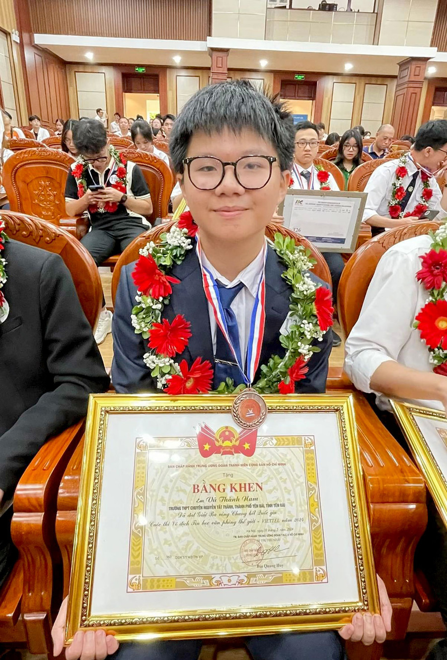 Em Vũ Thành Nam, học sinh lớp 10 chuyên Tin, Trường THPT Chuyên Nguyễn Tất Thành xuất sắc đạt giải Ba chung kết quốc gia Cuộc thi "Vô địch tin học văn phòng thế giới” năm 2024. Em Vũ Thành Nam, học sinh lớp 10 chuyên Tin, Trường THPT Chuyên Nguyễn Tất Thành xuất sắc đạt giải Ba chung kết quốc gia Cuộc thi "Vô địch tin học văn phòng thế giới” năm 2024.