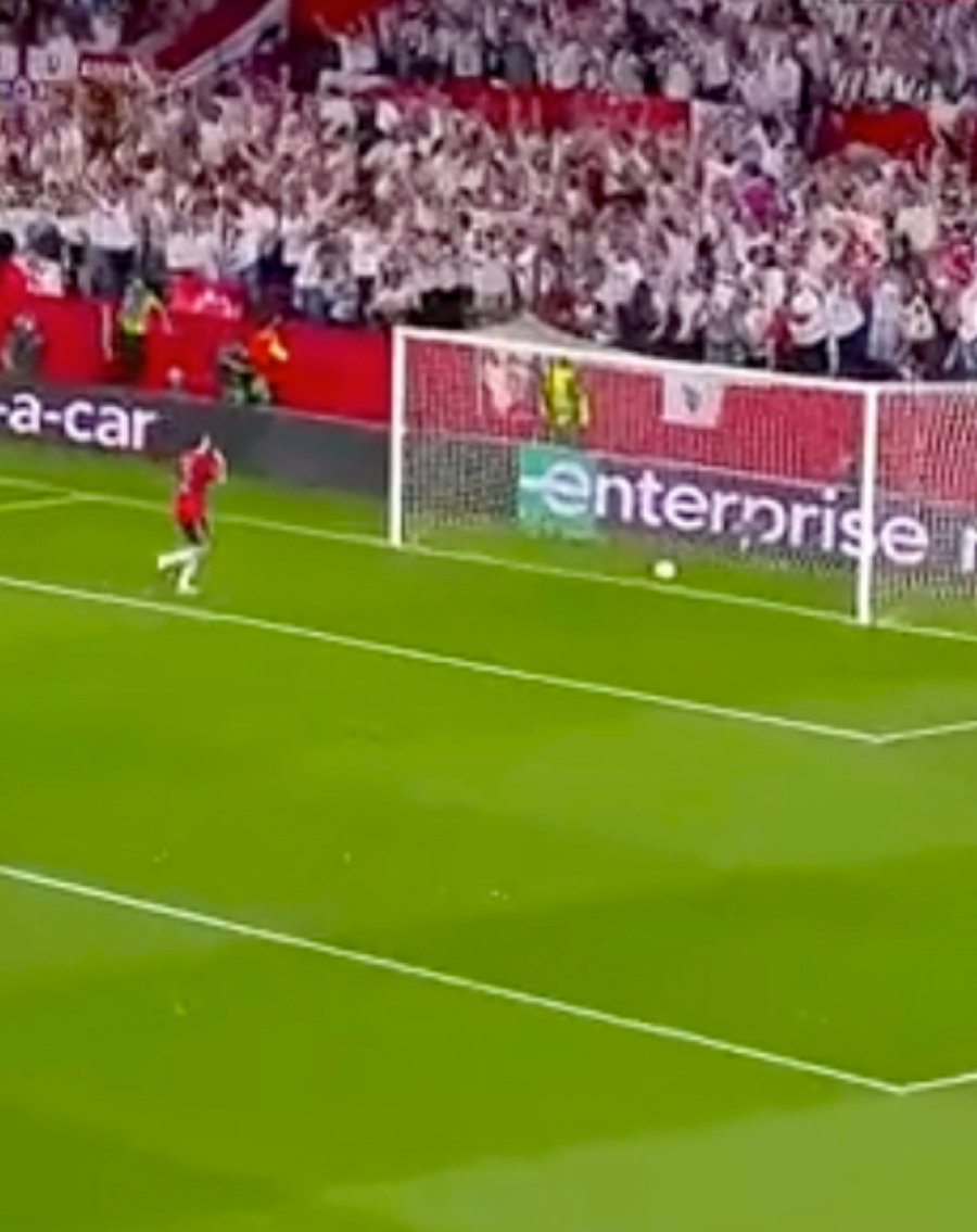 Cơ hội vàng được cầu thủ Sevilla tận dụng triệt để.