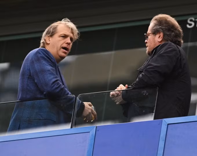 Tỉ phú Todd Boehly được cho là đã vào tận phòng thay đồ mắng mỏ cầu thủ Chelsea vì mất suất dự Champions League. Tỉ phú Todd Boehly được cho là đã vào tận phòng thay đồ mắng mỏ cầu thủ Chelsea vì mất suất dự Champions League.