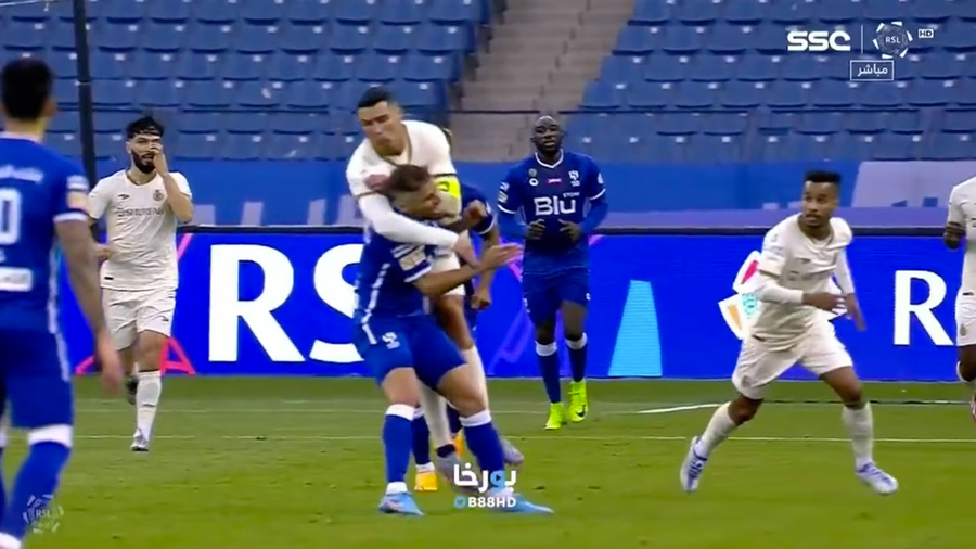 Ronald với hành động ‘bóp cổ’ tiền vệ Gustavo Cuellar tại giải vô địch quốc gia Ả Rập Xê-út. Ronald với hành động ‘bóp cổ’ tiền vệ Gustavo Cuellar tại giải vô địch quốc gia Ả Rập Xê-út.