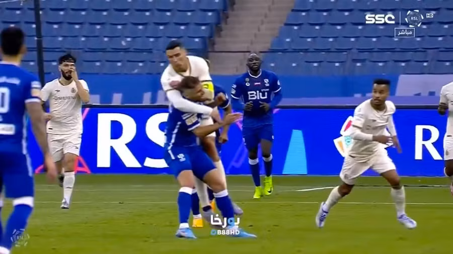 Ronald với hành động ‘bóp cổ’ tiền vệ Gustavo Cuellar tại giải vô địch quốc gia Ả Rập Xê-út.