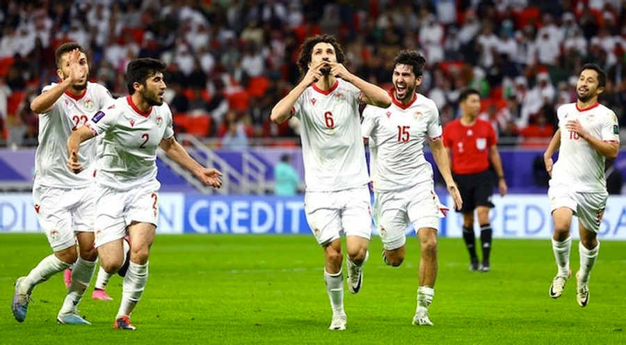 Cầu thủ Tajikistan ăn mừng chiến thắng đi vào lịch sử tại Asian Cup. Cầu thủ Tajikistan ăn mừng chiến thắng đi vào lịch sử tại Asian Cup.