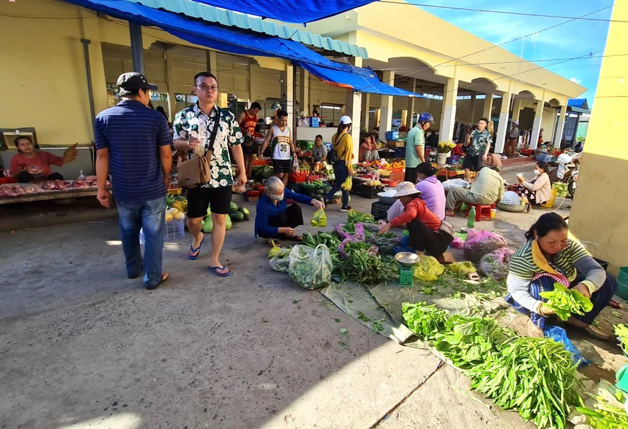 Không hề có hiện tượng chèo kéo khách, người dân thân thiện, luôn tạo cảm giác thoải mái cho người mua. 