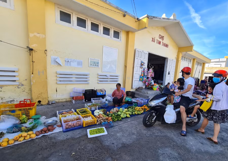 Chợ bày bán các mặt hàng từ thực phẩm đến nhu yếu phẩm phục vụ cuộc sống hàng ngày của người dân địa phương.