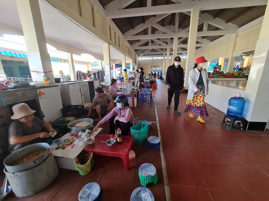 Khách muốn trải nghiệm phiên chợ, nên đi sớm khoảng 6 đến 8 giờ sáng; Thưởng thức những món ăn dân dã do người dân huyện đảo tự tay chế biến như bánh canh chả cá, bún cá, bún riêu… mang hương vị đặc trưng của Phú Quý. Khách muốn trải nghiệm phiên chợ, nên đi sớm khoảng 6 đến 8 giờ sáng; Thưởng thức những món ăn dân dã do người dân huyện đảo tự tay chế biến như bánh canh chả cá, bún cá, bún riêu… mang hương vị đặc trưng của Phú Quý.