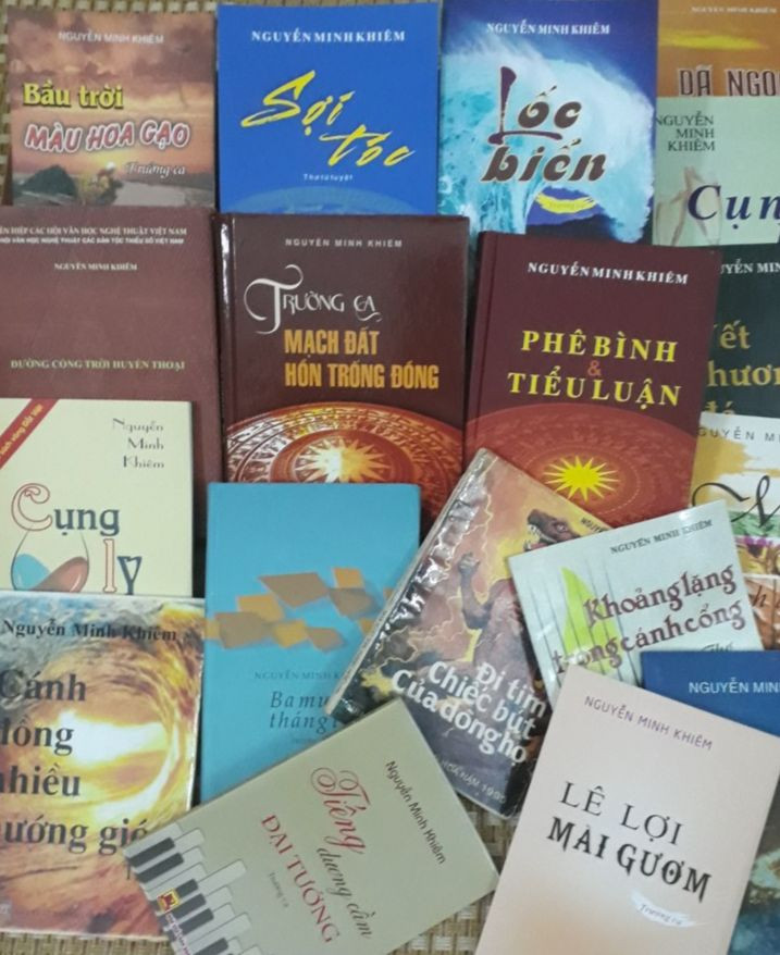 Một số đầu sách của nhà thơ Nguyễn Minh Khiêm. Ảnh: NVCC