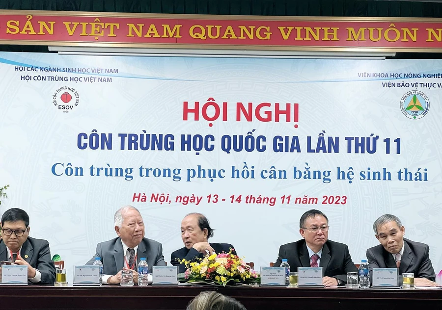 GS.TSKH Vũ Quang Côn chủ trì Hội nghị Côn trùng học Quốc gia lần thứ 11.