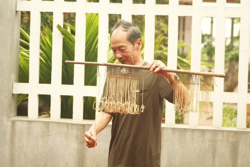 Ông Nguyễn Văn Chít, người có trên 40 năm vớt xác trên sông và chùm móc câu - dụng cụ để câu xác. Ông Nguyễn Văn Chít, người có trên 40 năm vớt xác trên sông và chùm móc câu - dụng cụ để câu xác.