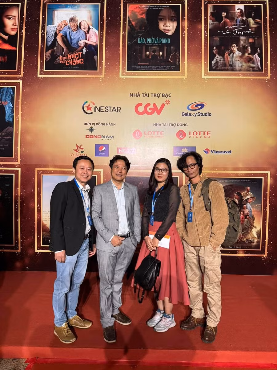 Đạo diễn Trịnh Quang Bách (ngoài cùng bên trái) tại LHP Việt Nam lần thứ 23. Ảnh: NVCC