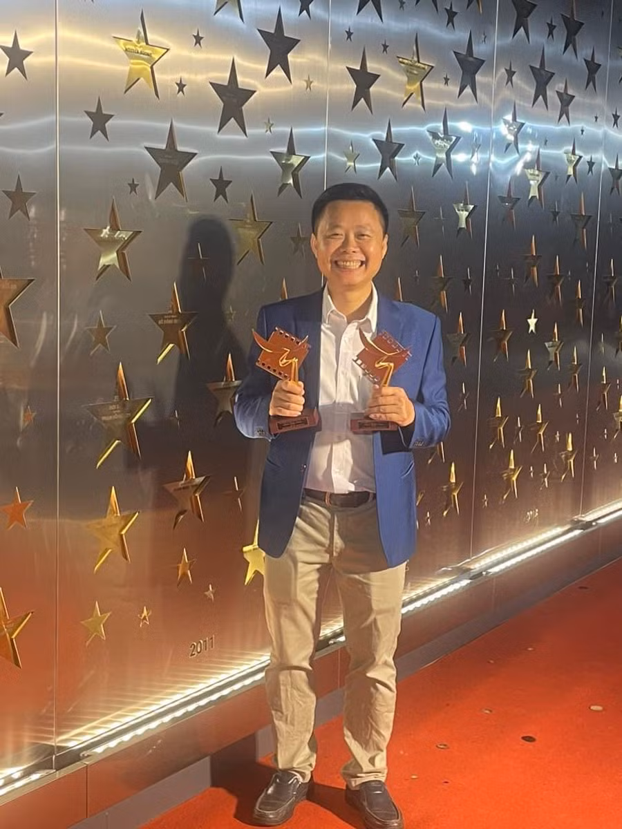 Đạo diễn Trịnh Quang Bách nhận cú đúp giải Cánh diều Vàng 2022. Ảnh: NVCC