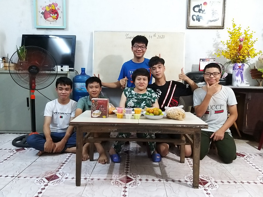 Cô Lê Thị Lan Anh cùng các học sinh tại lớp học tiếng Anh của mình. Ảnh: NVCC Cô Lê Thị Lan Anh cùng các học sinh tại lớp học tiếng Anh của mình. Ảnh: NVCC