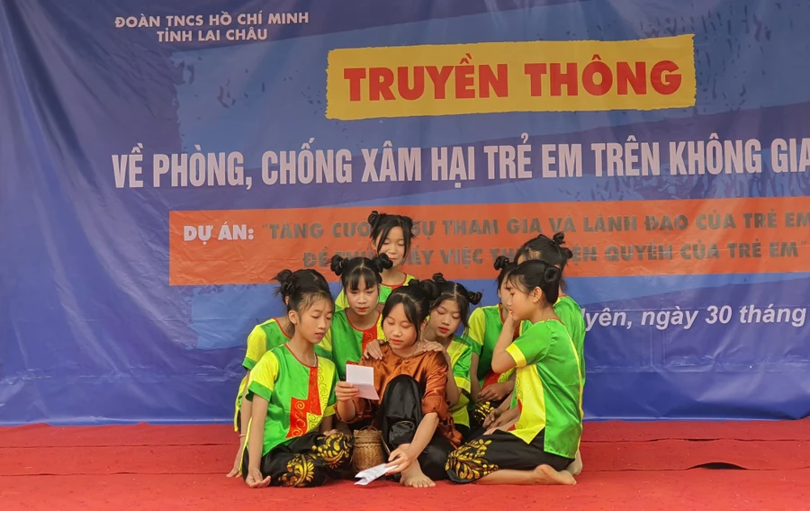 Buổi tuyên truyền về phòng, chống xâm hại trẻ em trên không gian mạng tại huyện Than Uyên.