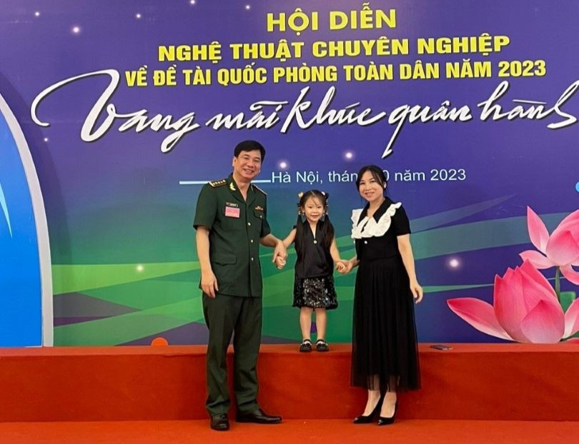 Đại tá, nhạc sĩ, NSƯT Nguyễn Tuấn Anh cùng vợ và con gái. Ảnh: NVCC
