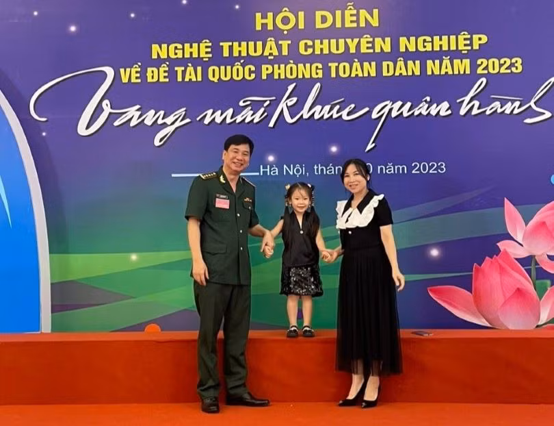 Đại tá, nhạc sĩ, NSƯT Nguyễn Tuấn Anh cùng vợ và con gái. Ảnh: NVCC