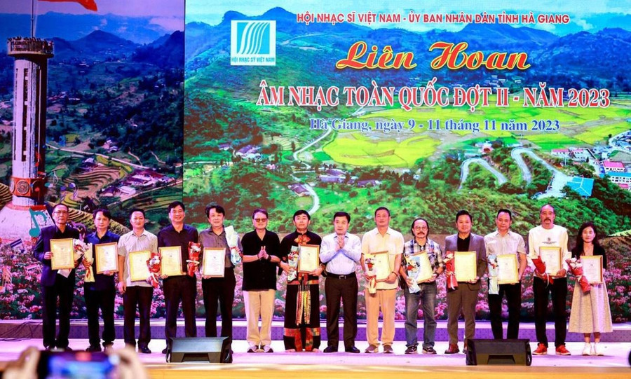 Quyền Bí thư Tỉnh ủy Hà Giang Nguyễn Mạnh Dũng và Thiếu tướng, nhạc sĩ Nguyễn Đức Trịnh, Chủ tịch Hội Nhạc sĩ Việt Nam trao giải thưởng và hoa cho các tác giả đoạt giải A tại Liên hoan Âm nhạc toàn quốc đợt II - năm 2023 (Đại tá, nhạc sĩ, Nghệ sĩ Ưu tú Nguyễn Tuấn Anh đứng thứ 4, từ trái sang). Ảnh: NVCC