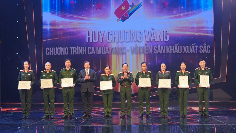 Đại tá, nhạc sĩ, NSƯT Nguyễn Tuấn Anh (thứ 3 từ trái sang) nhận Huy chương Vàng từ Ban tổ chức Hội diễn nghệ thuật chuyên nghiệp về đề tài quốc phòng toàn dân năm 2023. Ảnh: NVCC