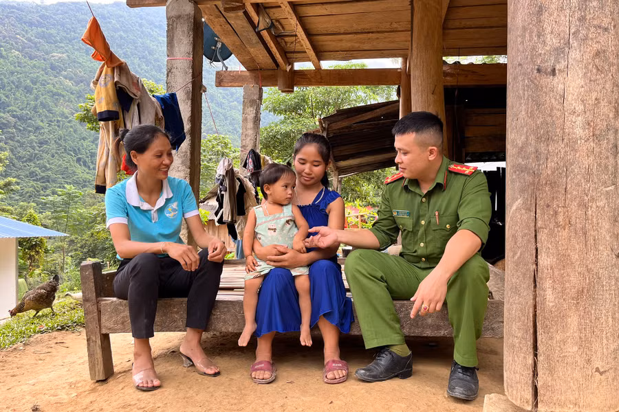 Hàng tuần, cán bộ công an, hội phụ nữ lại vào bản để tâm sự, tuyên truyền cho chị em phụ nữ. Ảnh: Phạm Tâm