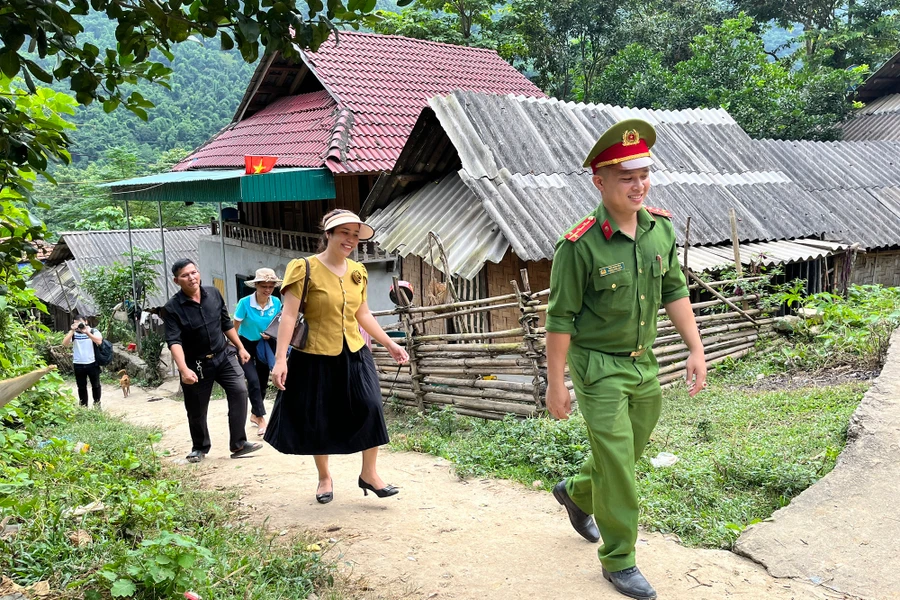 Tổ công tác phòng, chống buôn bán người của xã Hữu Kiệm vào bản tuyên truyền cho người dân. Ảnh Phạm Tâm