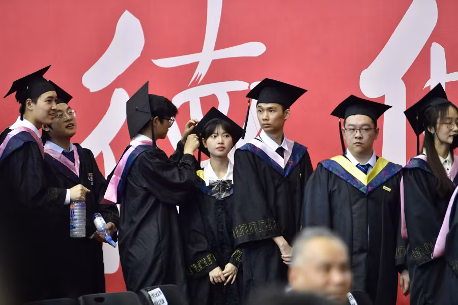 Sinh viên dự lễ tốt nghiệp tại một trường đại học ở Trùng Khánh.