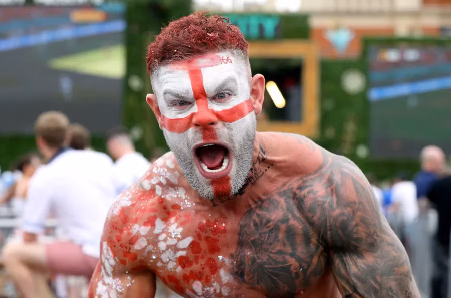 Cổ động viên ăn mừng theo phong cách "Quỷ đỏ".