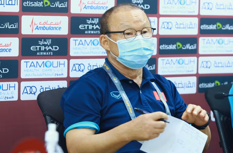 Thầy Park cầm tờ A4 tới dự họp báo.