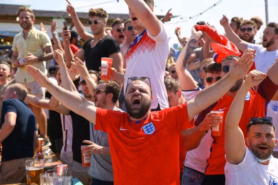 Đám đông reo hò cổ vũ