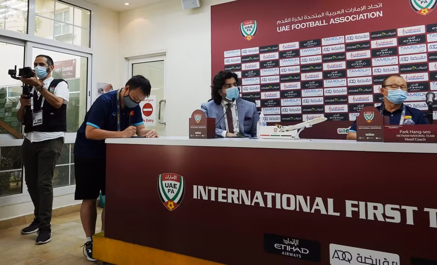 Phóng viên ghi hình của UAE muốn quay tờ giấy ghi thông tin của thầy Park