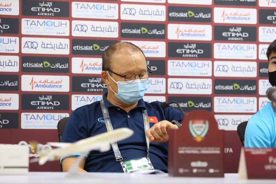 Thầy Park tỏ ra sốt ruột trong khi chờ đợi buổi họp báo bắt đầu.