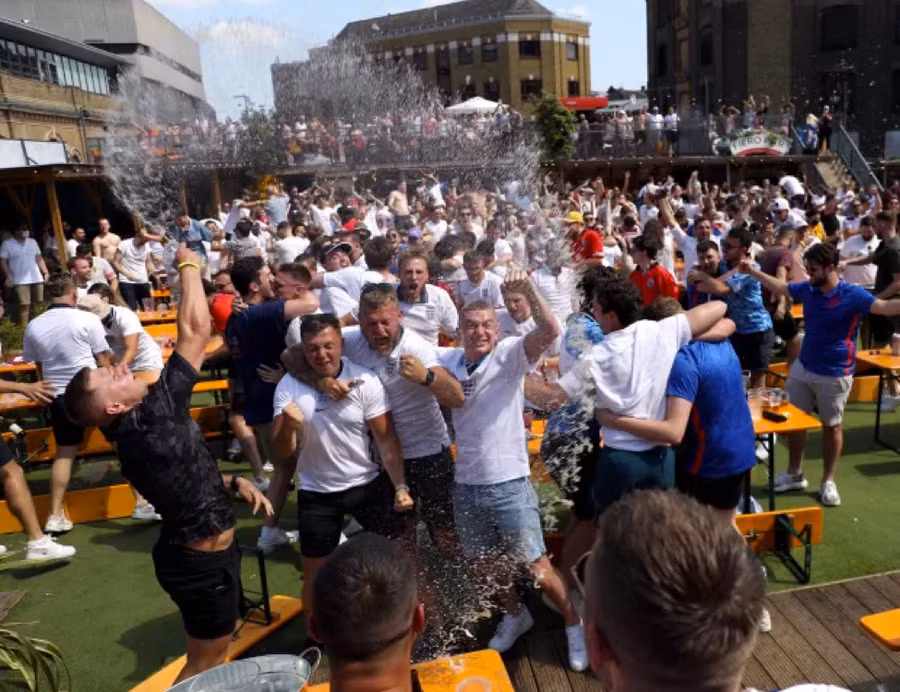 Ăn mừng náo nhiệt