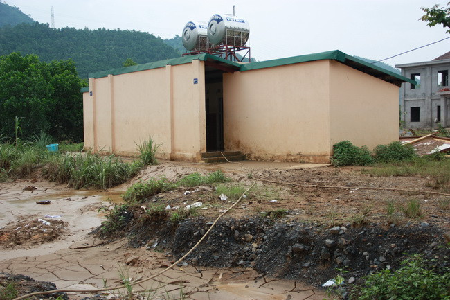 Nhà vệ sinh học sinh vẫn còn ngập trong bùn, đất, công trình nước sạch chưa được thau rửa Nhà vệ sinh học sinh vẫn còn ngập trong bùn, đất, công trình nước sạch chưa được thau rửa