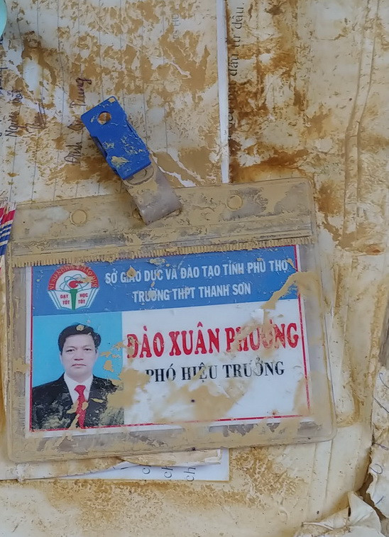 Đồ dùng cá nhân, vật dụng trong trường bị ngập hàng chục centimet bùn đất Đồ dùng cá nhân, vật dụng trong trường bị ngập hàng chục centimet bùn đất