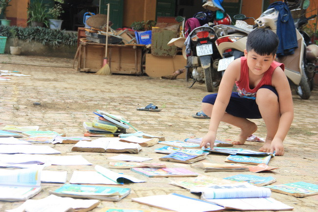 Em Khánh, học sinh lớp 4 Trường Tiểu học Thục Luyện theo mẹ lên trường phơi sách, vở bị ướt để tiếp tục sử dụng trong năm học mới Em Khánh, học sinh lớp 4 Trường Tiểu học Thục Luyện theo mẹ lên trường phơi sách, vở bị ướt để tiếp tục sử dụng trong năm học mới